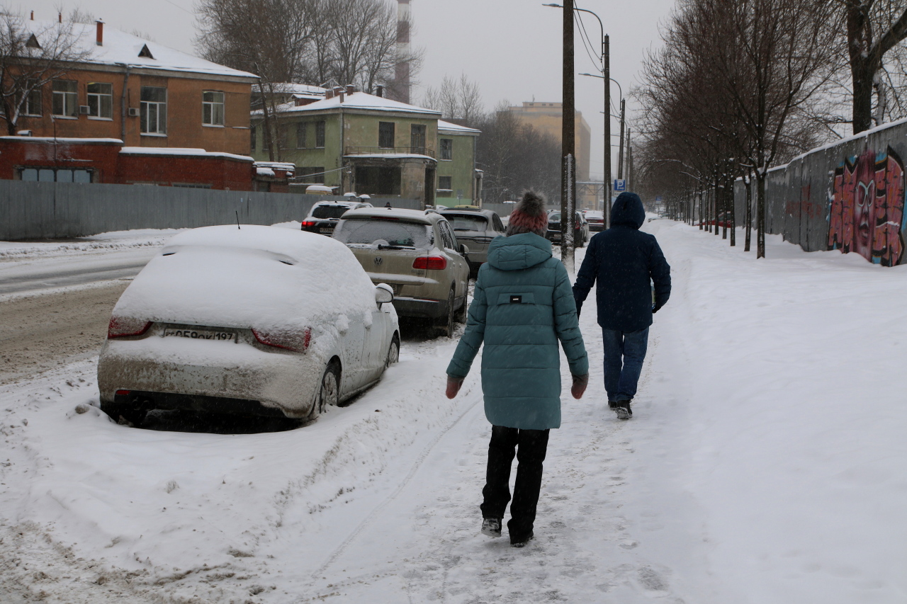 прогревают машину под окнами. прогревают машину под окнами. парковка захваченная земля. прогревают машину под окнами. фото машины из окна дома.