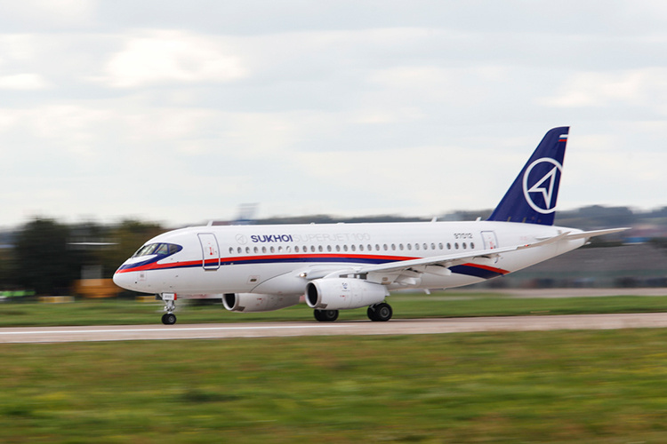    А что можно сказать о состоянии программ Superjet? «Поскольку машину почти в корне переделали, ее надо сертифицировать», — рассказал «БИЗНЕС Online» бывший директор ульяновского филиала «Туполева» Станислав Рыжаков.   
Фото: «БИЗНЕС Online»