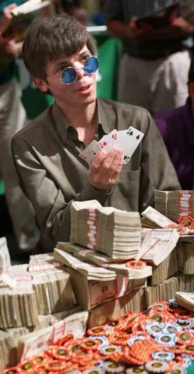  В семидесятые годы в роскошном казино «Ривьера» , расположенном в Лас-Вегасе, шел финальный матч по карточной игре «Джин Рамми» , одним из двух оставшихся игроков был известный профессионал  по имени-5