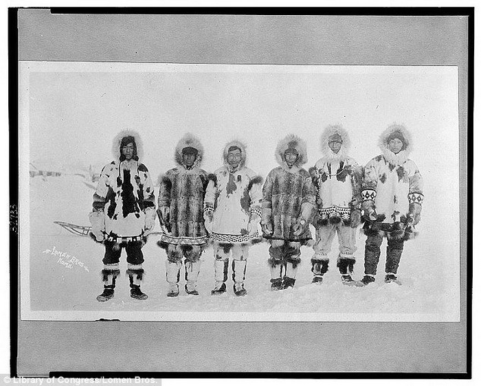 Мужчины в меховых нарядах, которые защищают их от холода. Фото сделано в период с 1900 по 1930- гг.