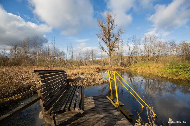 «Вложил сюда все свои сбережения». Как один человек возрождает деревню на Голубых озерах 