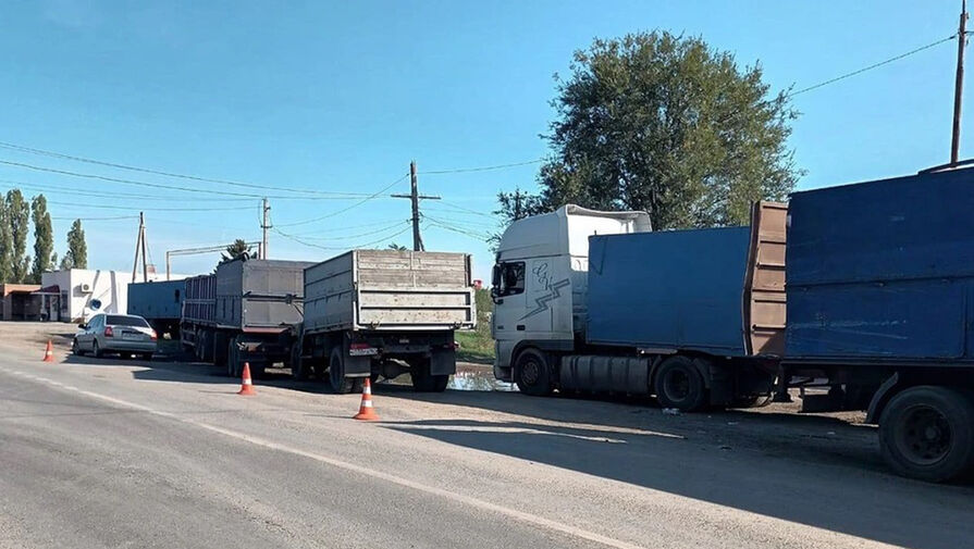 В Ростовской области неуправляемый грузовик с мертвым водителем протаранил две фуры