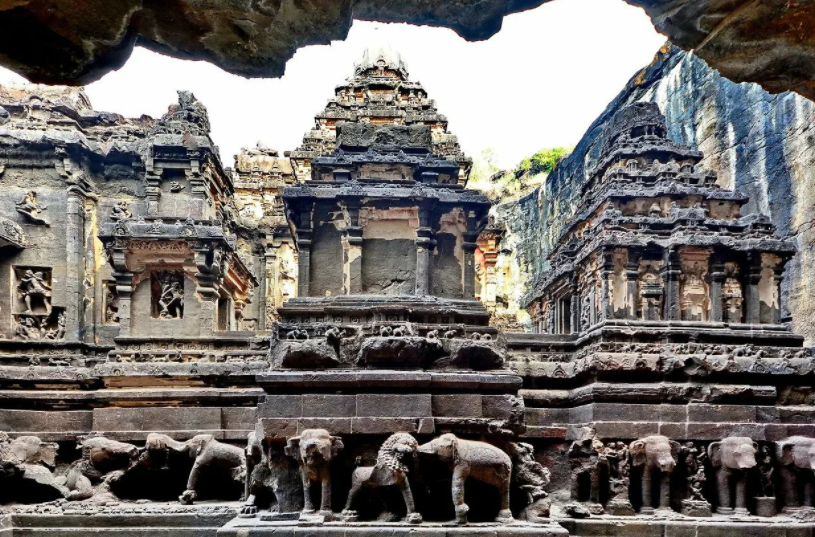Необыкновенное архитектурное сооружение храм Кайласанатха (Кайласа), что в переводе означает "Владыка Кайлысы", был построен в 700-1000 годах нашей эры.-6