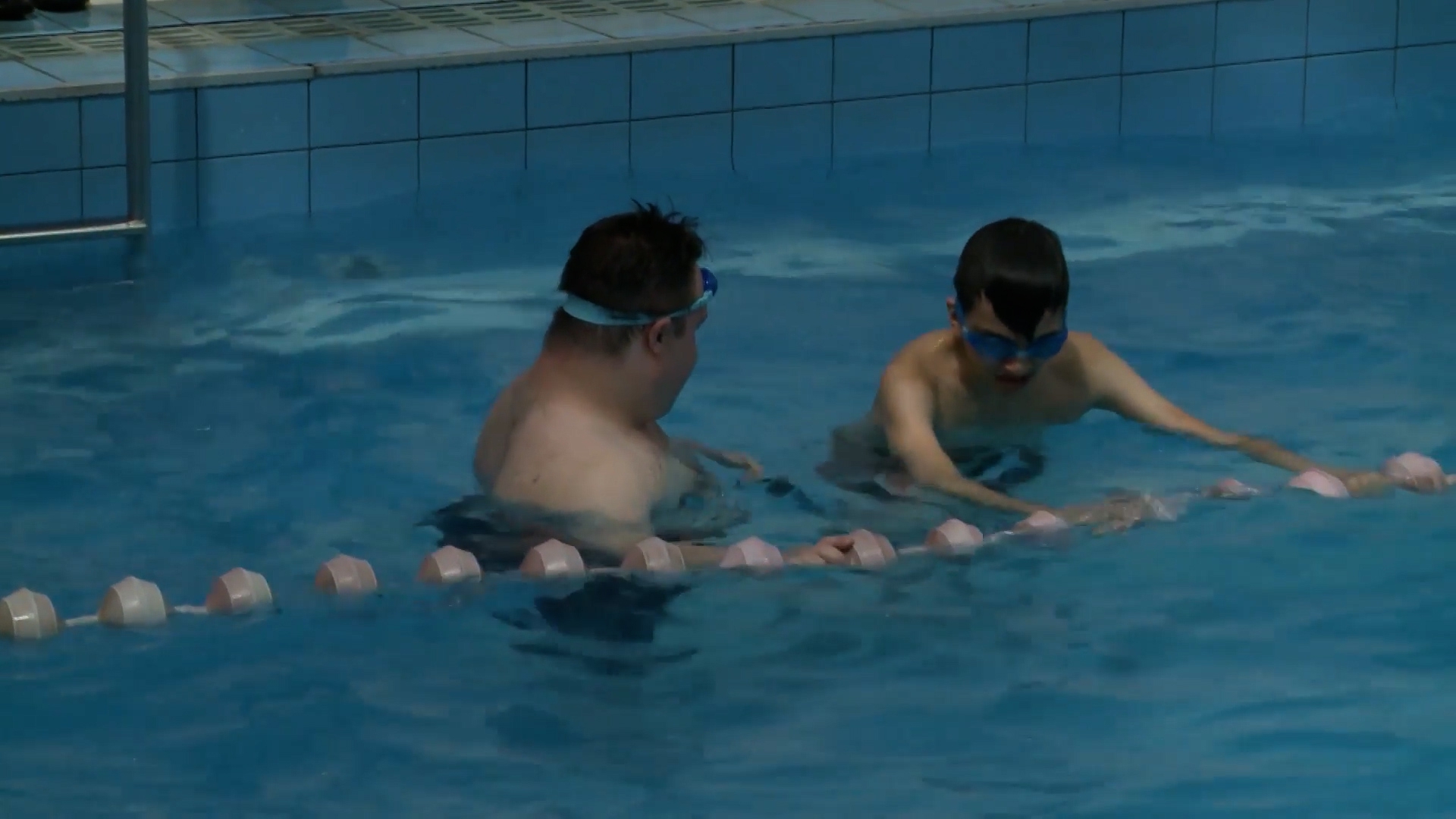 Армянский спортсмен с синдромом Дауна учит плаванию детей с аутизмом