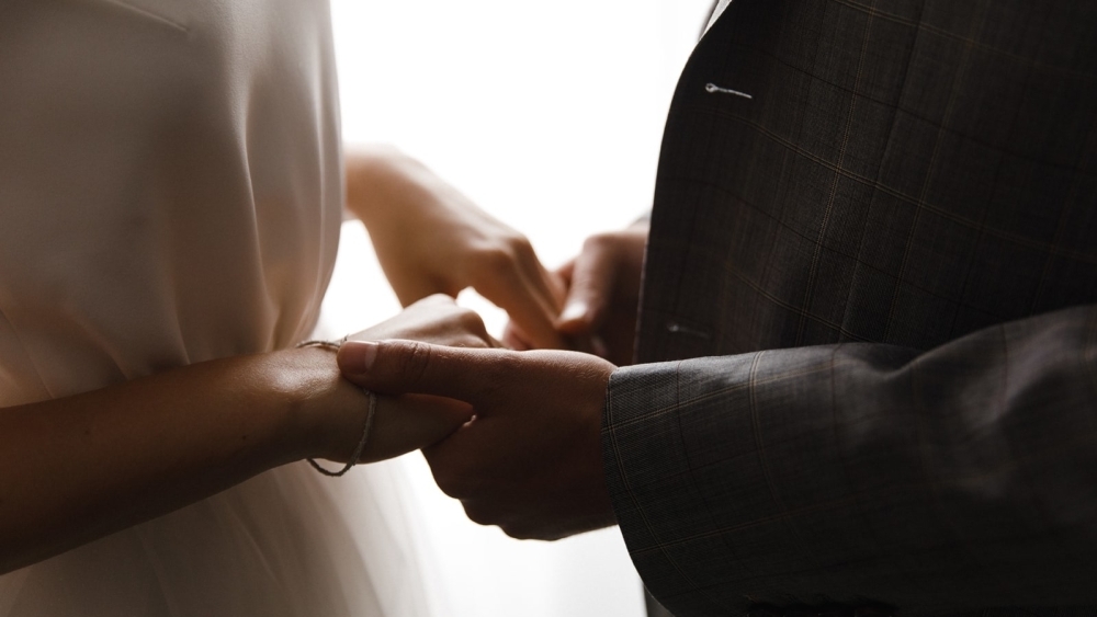 Сексолог рассказал о пользе и вреде ранних браков