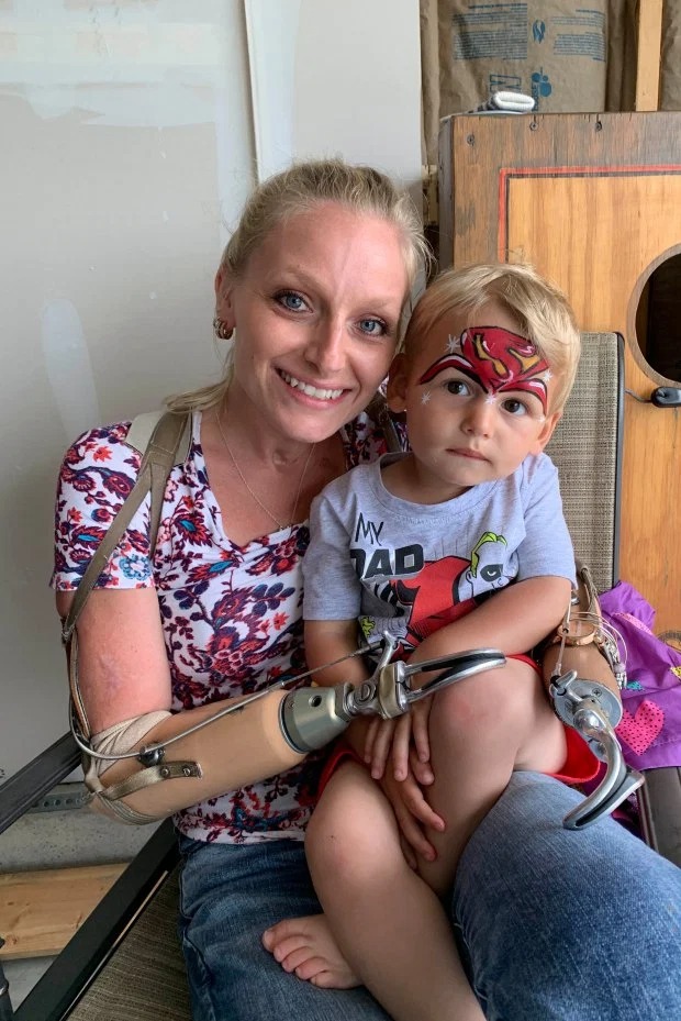 Невозможное возможно: женщина без рук и ног вышла замуж, родила двоих детей и построила успешную карьеру Невозможное возможно: женщина без рук и ног вышла замуж, родила двоих детей и построила успешную карьеру