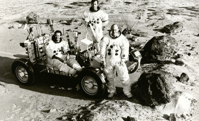 Опубликовано фото астронавтов без шлемов на Луне. Разбираемся, что не так со снимком