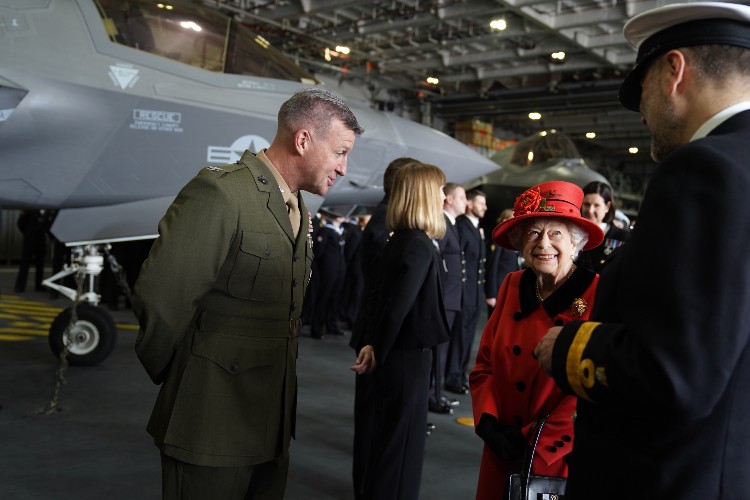 Елизавета II отдала дань уважения покойному мужу во время визита на авианосец Queen Elizabeth Елизавета II отдала дань уважения покойному мужу во время визита на авианосец Queen Elizabeth королева, Величество, корабля, время, появилась, принца, Елизавета, который, супруга, чтобы, Уинфри, авианосец, брошь, военного, Гарри, накануне, принцем, авианосца, интервью, которого