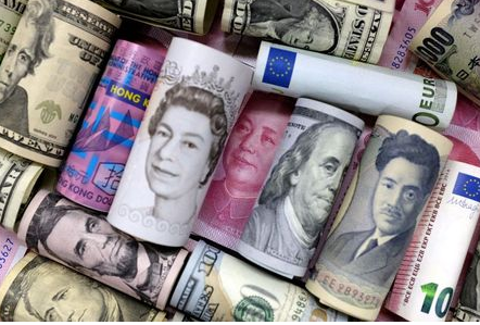 FILE PHOTO: Euro, Hong Kong dollar, U.S. dollar, Japanese yen, pound and Chinese 100 yuan banknotes are seen in this picture illustration, January 21, 2016. REUTERS/Jason Lee/Illustration/File Photo