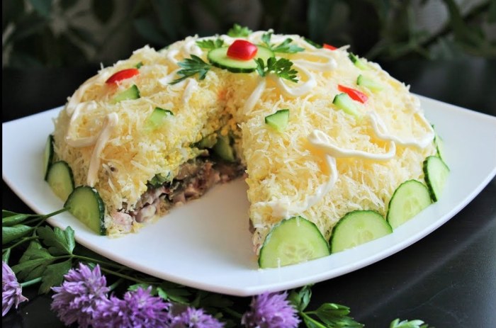 Нежный, вкусный слоёный салат с грибами. Фото: google.ru.