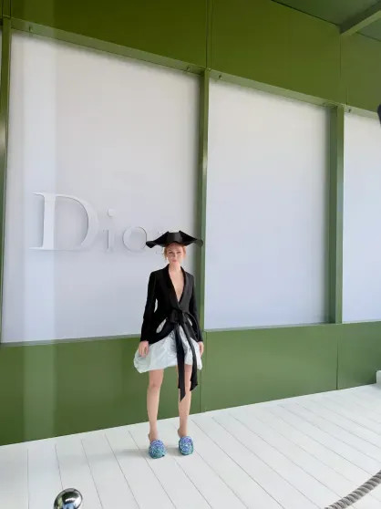 Неделя моды в Париже: Дева Кассель, Ксения Собчак, Шарлиз Терон, Ольга Карпуть и дочь Миллы Йовович на показе Dior Собчак, СобчакКсения, Карпуть, Шарлиз, Терон, Андерсон, Ольга, марта, КарпутьОльга, вуалью, кружевной, белыми, кюлотами, блузкой, 43летняя, головной, сочетала, 44летняя, ногах, фактурным