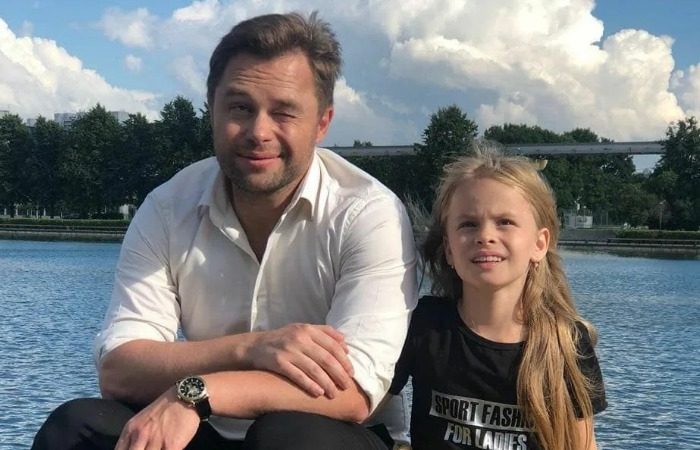 Брошенный всеми: почему даже родная дочка перестала общаться с Виталием Гогунским Брошенный всеми: почему даже родная дочка перестала общаться с Виталием Гогунским Виталий, Гогунский, Маирко, Ирина, после, время, между, Милана, дочери, Жюсталь, дочкой, быстро, отношения, супруги, Гогунского, Однако, когда, отцом, этого, оказалось