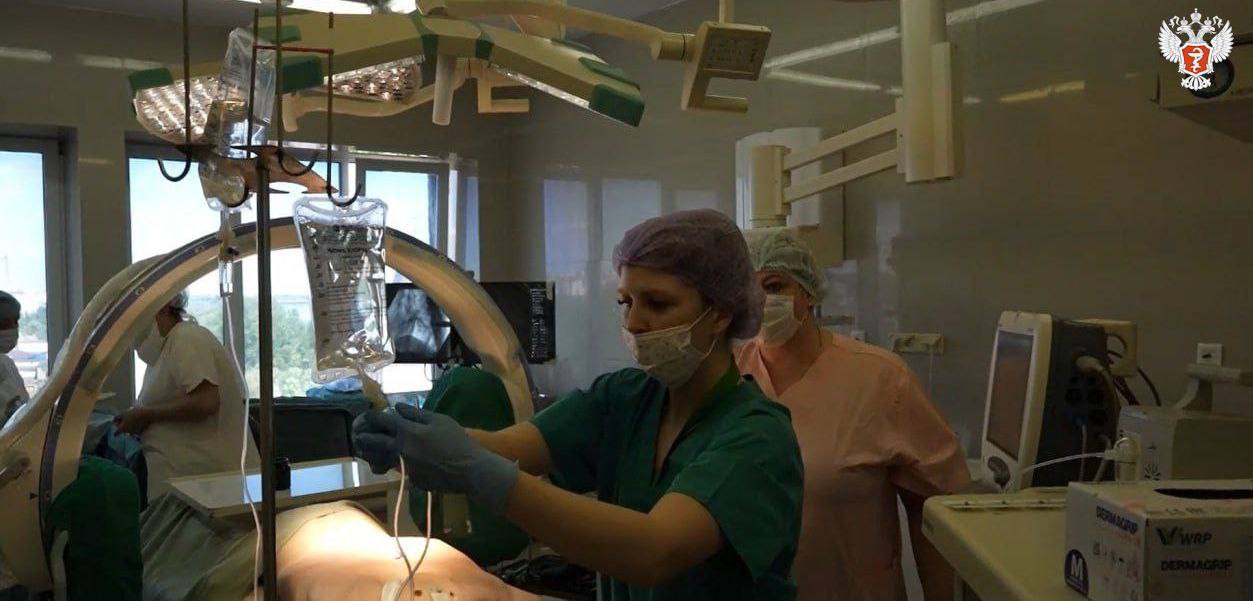 Новгородские врачи совместно с коллегой из Санкт-Петербурга восстановили позвоночник пациенту