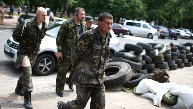 «Ползи сюда, бить не будем, мы не вы!» — русские штурмовики эпично берут в плен ВСУшников (ВИДЕО 18+)