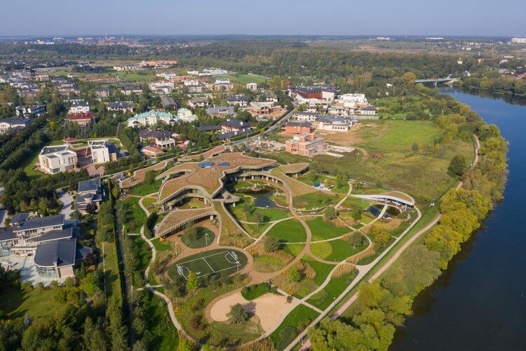Необычный дизайн и архитектура дома в сельской местности на берегу Москвы-реки