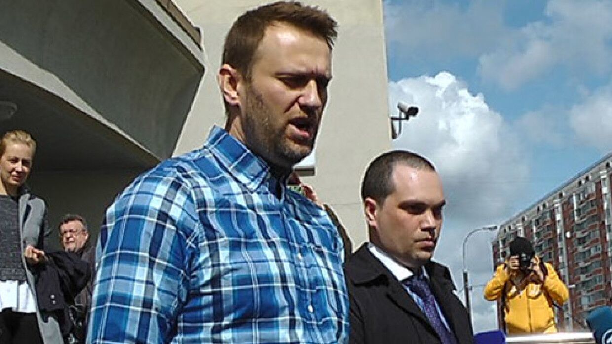 Блогера навального. Задержание Навального с женой.