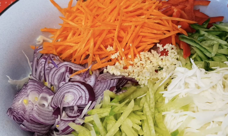Витаминный салат из капусты и моркови: ошпарили овощи маслом и ставим на стол растительного, центр, салат, чеснок, ложка, миллилитров, масла, овощи, кориандр, нарезанный, мелко, кладем, Изумительно, миску, глубокую, другие, Перекладываем, салате, размера, одинакового