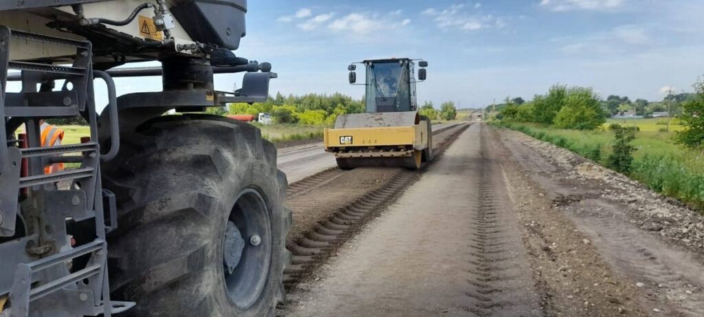 В Михайловском районе продолжают ремонтировать региональную дорогу