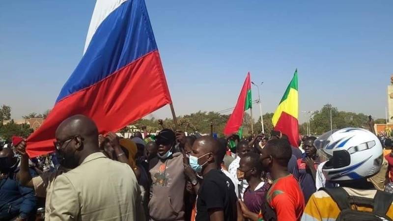 «Нет Франции, да – России»: граждане Буркина-Фасо надеются на сотрудничество с Москвой