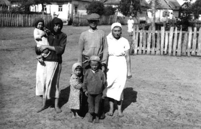 Жители советской деревни в объективе немецкого фотографа