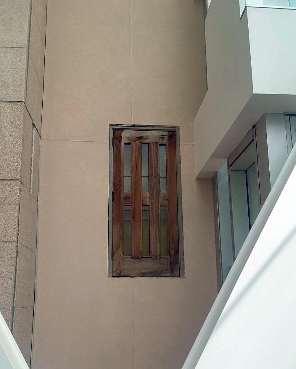 Дверь в кирпичной стене