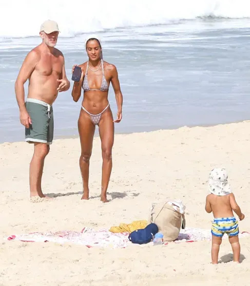 Венсана Касселя с девушкой Нарой Баптистой и подросшим сыном засняли на пляже Кассель, Баптиста, сыномВенсан, сыном, актёр, БаптистаНара, время, берегу, океана, вместе, также, актёра, Каэтано, Венсан, 59летний, женат, Беллуччи, которая, Монике, первым