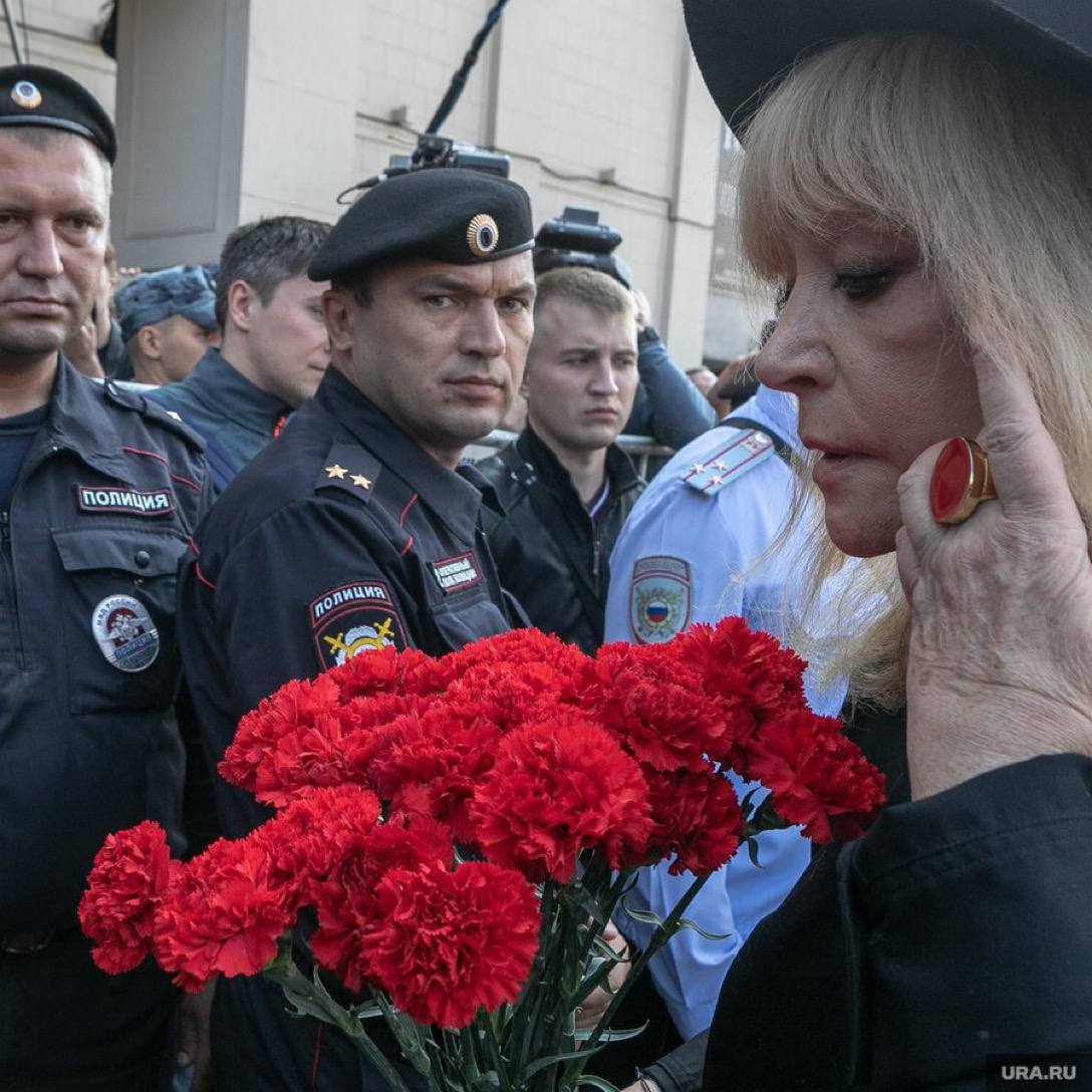 Песков поцеловал руку Пугачёвой и помог украинскому ЦИПсО г,Москва [1405113],колонна