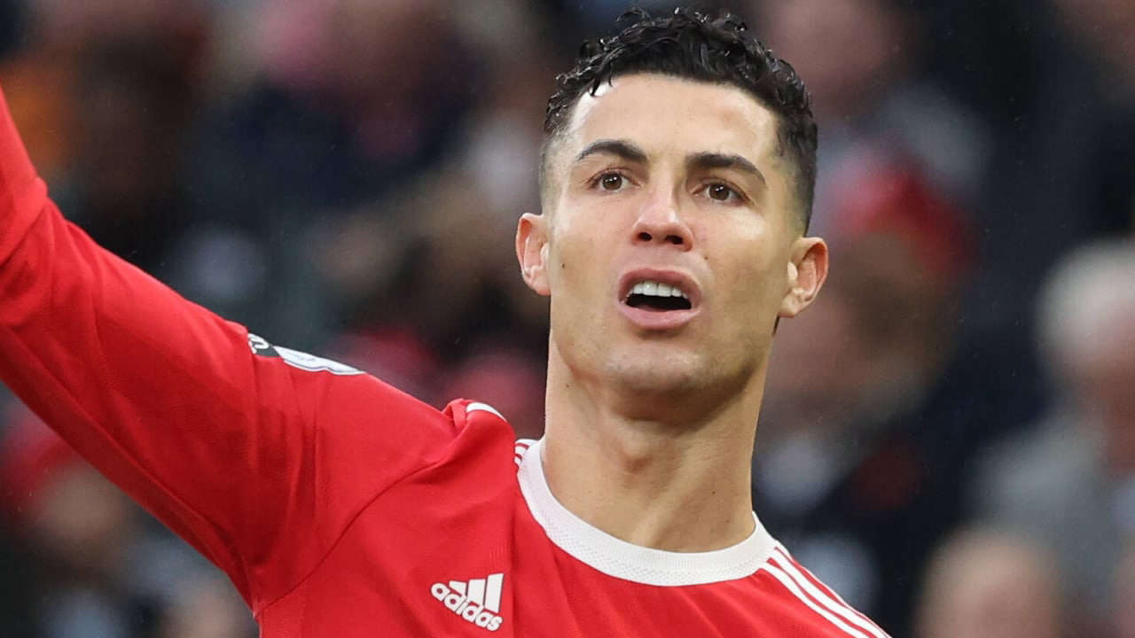 Фанаты «Ливерпуля» и «МЮ» во время матча почтили память погибшего сына Роналду