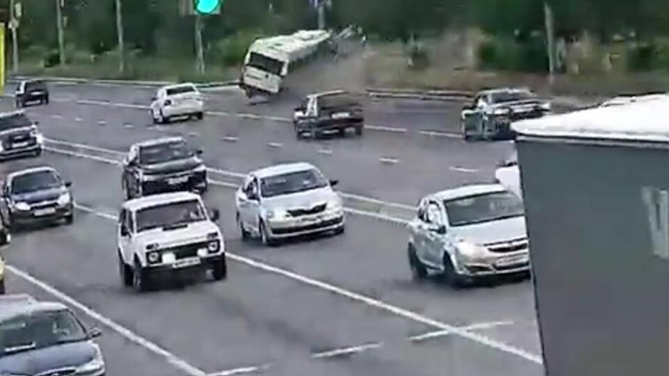 Видео момента смертельного наезда микроавтобуса на столб в Волгограде