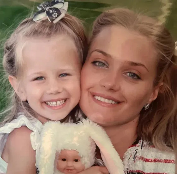 Аврора Киба с матерью