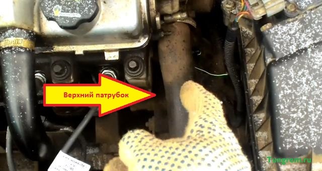 Верхний патрубок Лада Калина