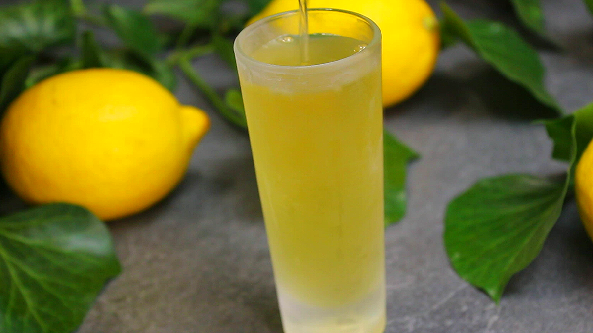 Сегодня будем делать Лимонче́лло – итальянский лимонный ликёр. Этот  вкусный напиток можно легко приготовить у себя дома.-7-3