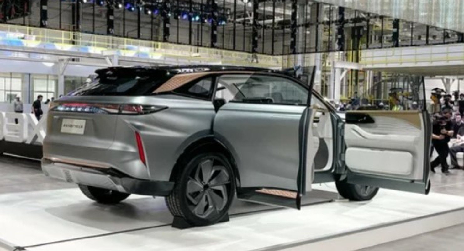 Серийный Exeed AtlantiX, который появится в России, отличается от прототипа дверями и зеркалами