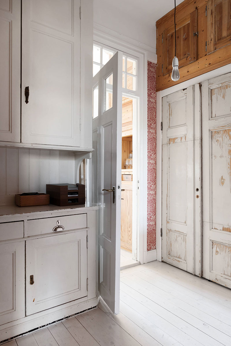 Скандинавия, которая удивляет: необычная однокомнатная квартира в Стокгольме Скандинавия, которая удивляет: необычная однокомнатная квартира в Стокгольме арт-деко,дизайн,интерьер,квартира,малометражка,Скандинавский стиль,стеклянная перегородка,темные тона