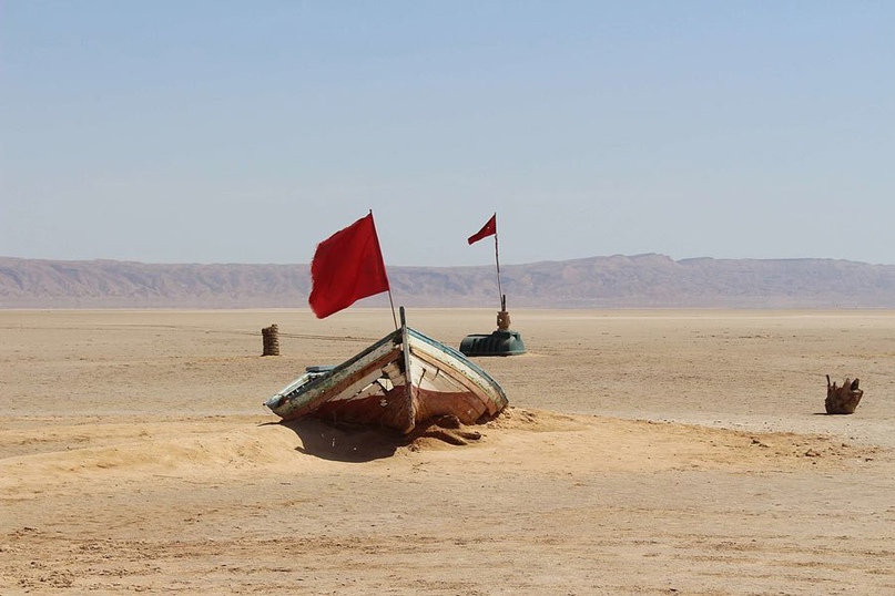 Тунисское соленое озеро Чотт-эль-Джерид - место съемок Татуина, где жили Скайуокер и Оби-Ван Кеноби в серии фильмов "Звездные войны". 