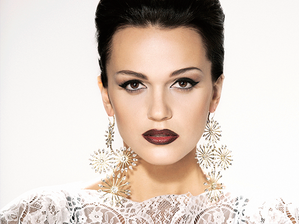 Девушка смеется. Певица черненькая. Таня терешина стрижка. Певица черненькая. Нюша певица.