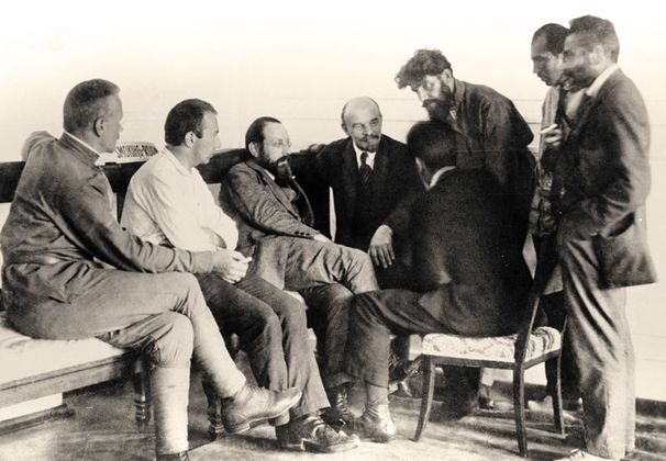 Председатель Совнаркома РСФСР Владимир Ленин (четвертый слева) беседует с делегатами II конгресса Коминтерна