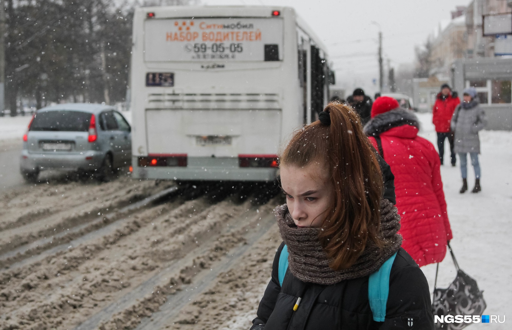 Новости погоды в омске. Снегопад в Омске. Снегопад Омск 2014. Снегопад в Омске сегодня. Омск снег на дорогах.