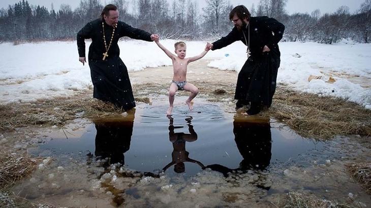 Как правильно креститься в проруби на крещение?