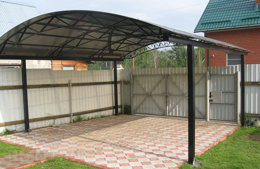 Площадка и навес из поликарбоната для машины на даче