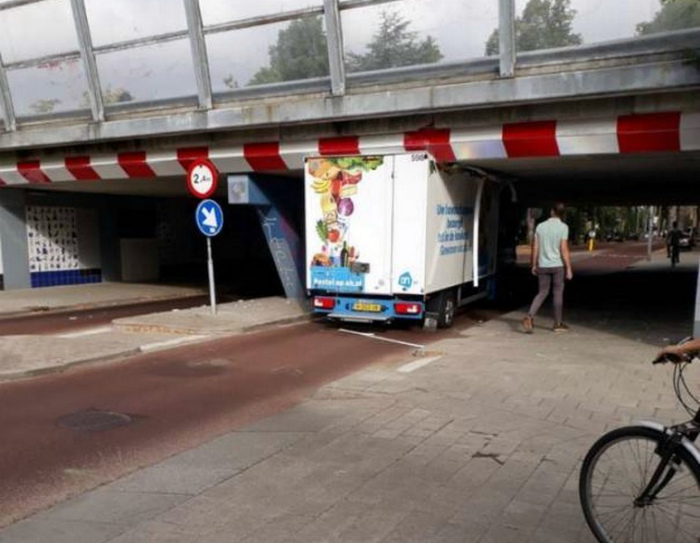 17 нелепых дорожных ситуаций, которые с трудом поддаются объяснению 17 нелепых дорожных ситуаций, которые с трудом поддаются объяснению