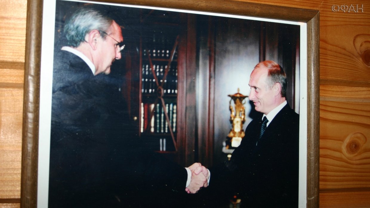 Фотография в кабинете Яниса Юрканса в память о встрече с президентом России Владимиром Путиным 21 сентября 2002 года в Кремле