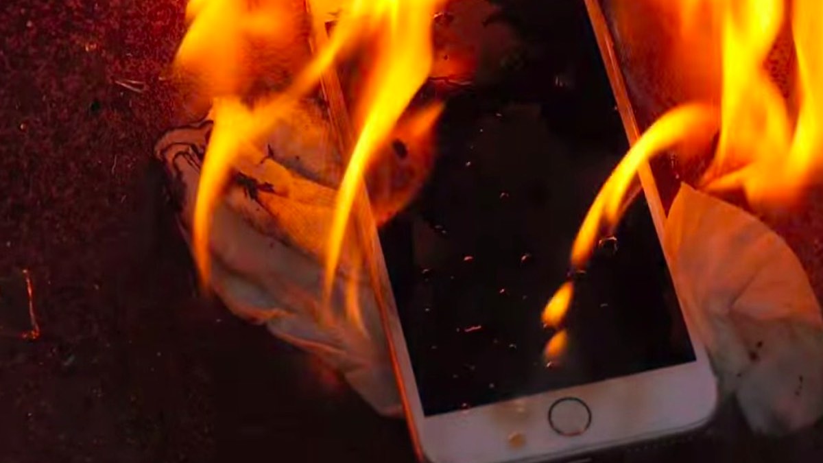Телефон работает экран горит. Горящий смартфон. Сгорел смартфон. Взрыв смартфона.