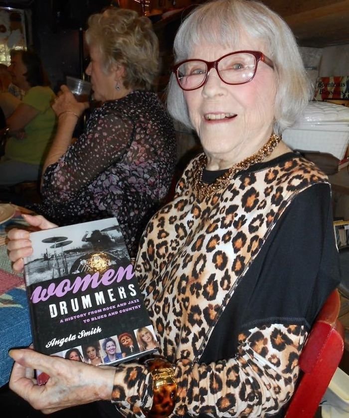 Она начала играть на барабанах в 1920-м и делает это до сих пор в свои 106 лет барабаны