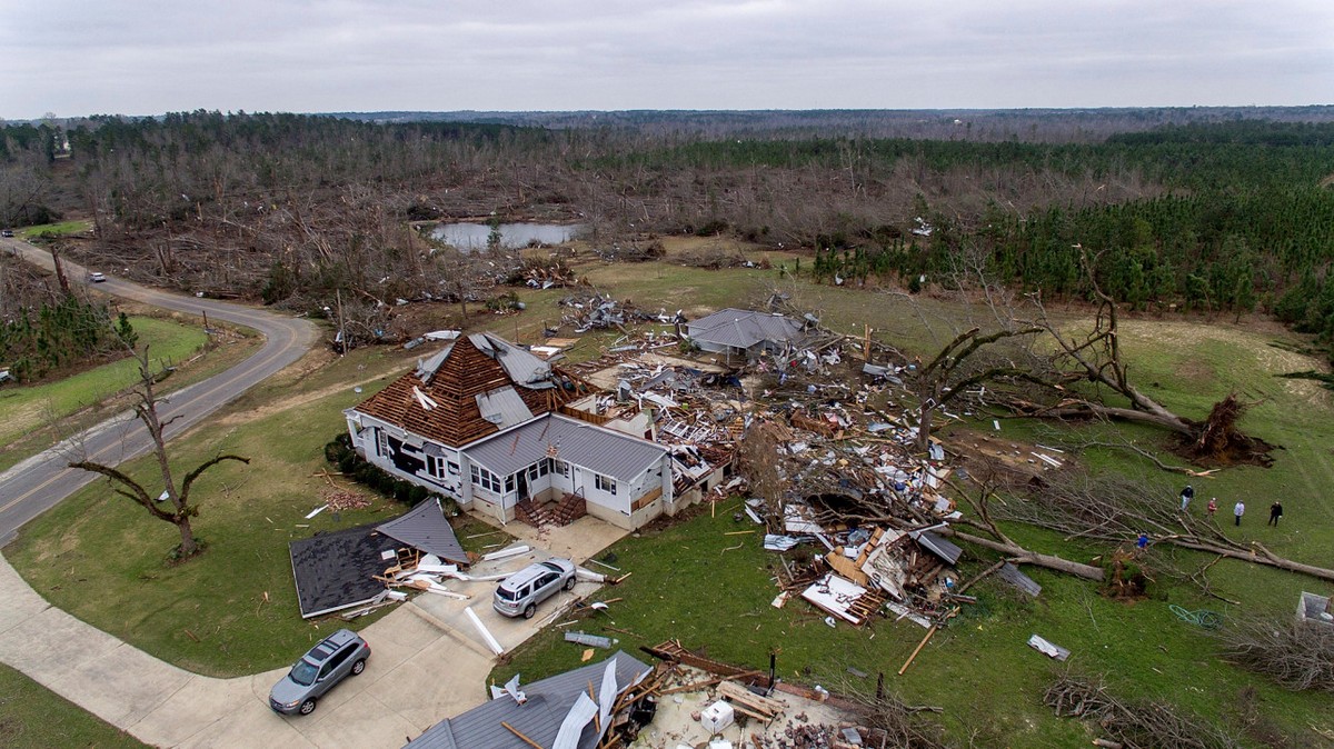 Последствия смертоносного торнадо в штате Алабама катастрофы