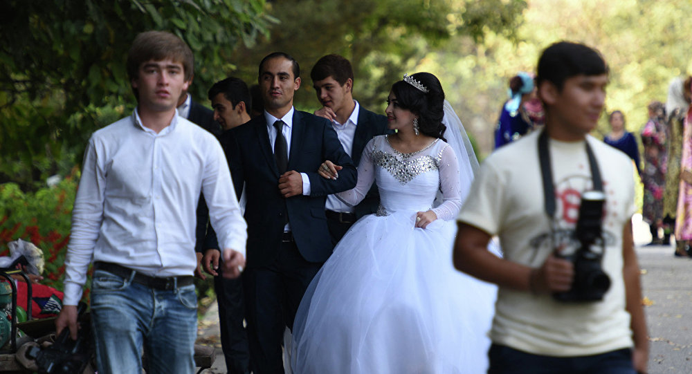 «Нужна стройная, белая, городская»: как сегодня выбирают невест в Таджикистане 