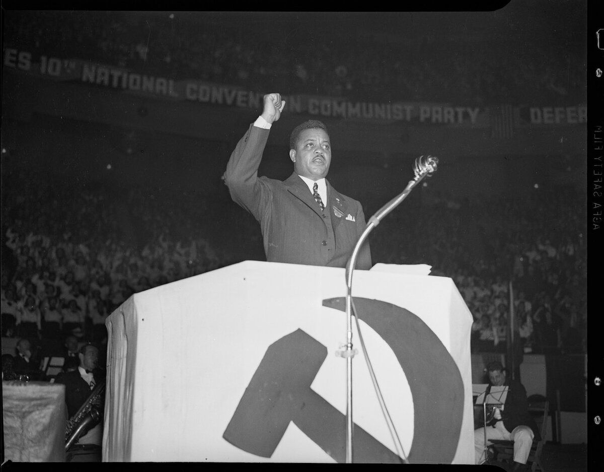 Американский коммунист  Джеймс У. Форд выступает на митинге коммунистической партии в Мэдисон-Сквер-Гарден (26 мая 1938 г.). Форд выдвинул инициативу создания фильма.