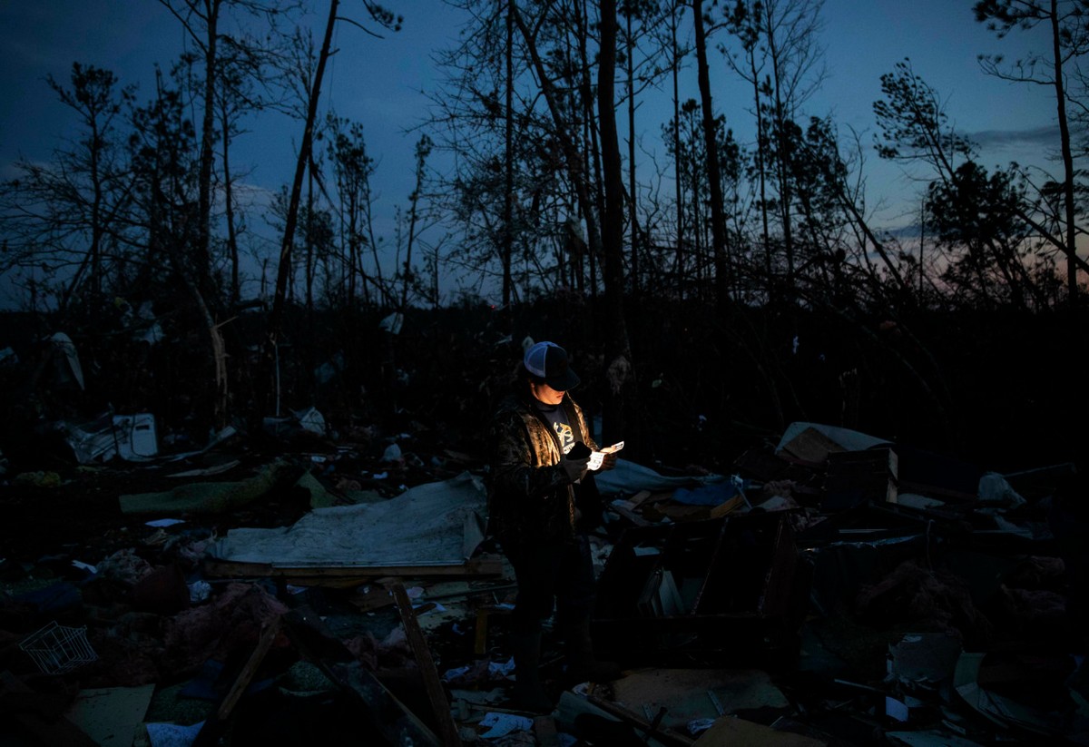 Последствия смертоносного торнадо в штате Алабама катастрофы