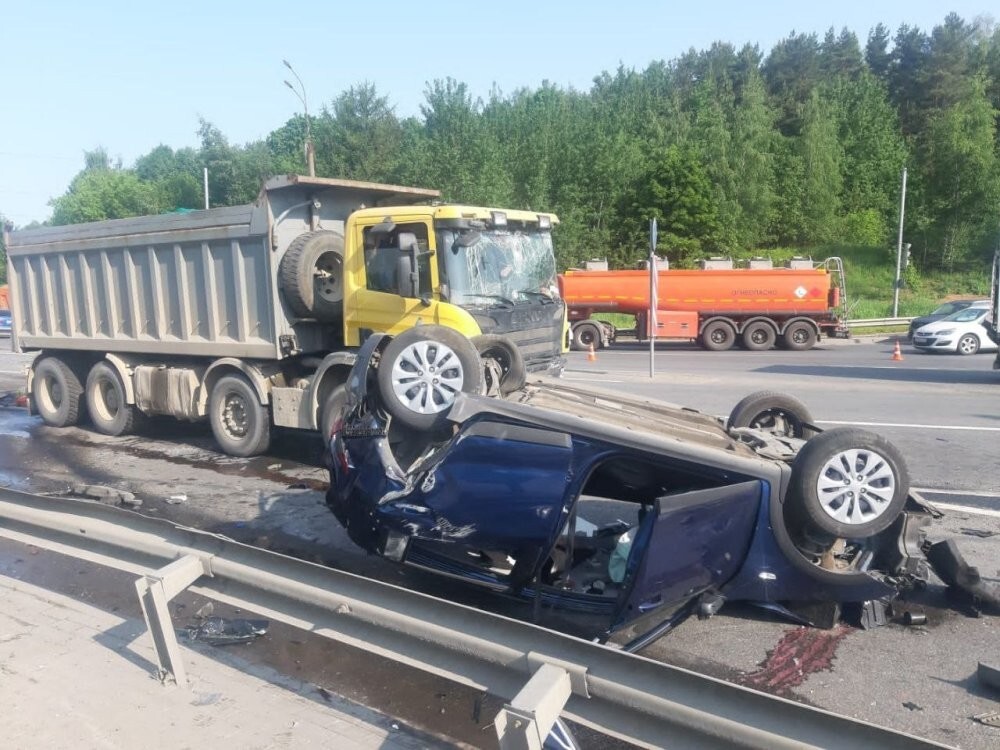 Авария дня. Водитель грузовика уснул и въехал в стоящие автомобили