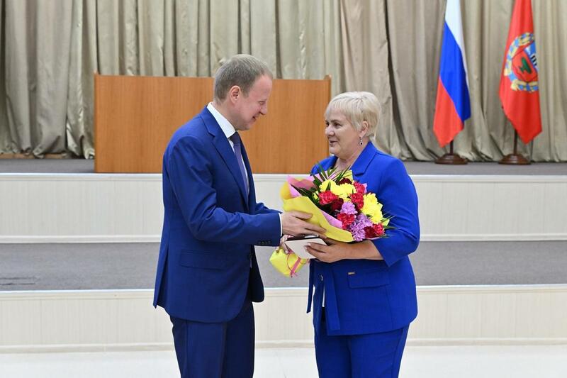 Томенко вручил награды лучшим работникам дорожной и транспортной отрасли / Фото: Антон Червяков